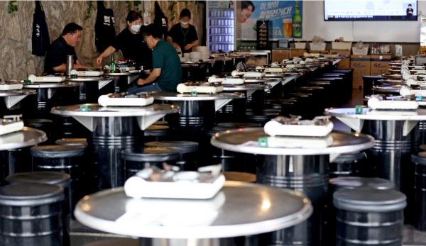 지난 9일 서울 강남역 인근 한 음식점에서 시민들이 식사를 하고 있다.