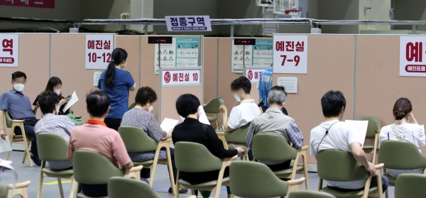 지난 5일 서울 동작구 예방접종센터에서 시민들이 화이자 백신 접종을 기다리고 있다.
