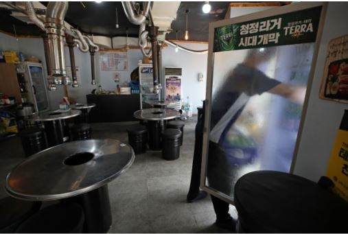 수도권의 사회적 거리두기 4단계 적용을 하루 앞둔 11일 서울 시내의 한 고깃집에서 식당 주인이 영업을 준비하고 있다.