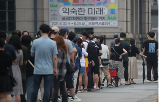 국내 코로나19 신규 확진자 수가 사흘 연속 1300명대를 기록한 11일 서울역광장에 마련된 임시선별검사소를 찾은 시민들이 검사를 기다리고 있다.
