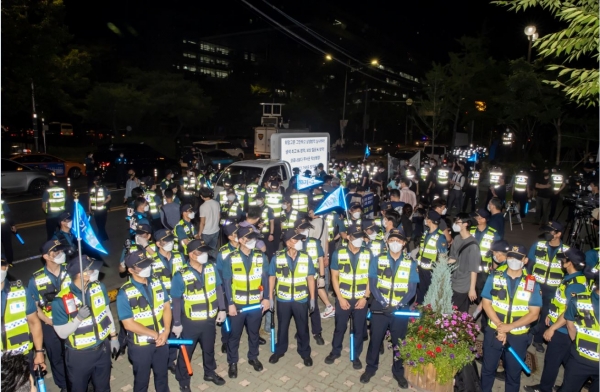 14일 밤 서울 여의도공원 인근에서 ‘전국자영업자비대위, 거리두기4단계 조치 불복 기자회견’이 열리자 경찰이 통제하고 있다.