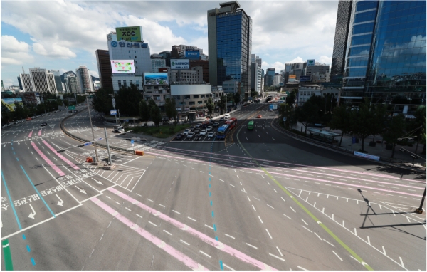 18일 중구 서울 7017에서 내려다 본 서울역 일대 도로가 한산한 모습을 보이고 있다.