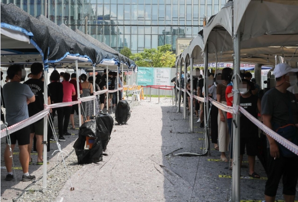 18일 서울 강서구 임시선별진료소를 찾은 시민들이 검사를 기다리고 있다.