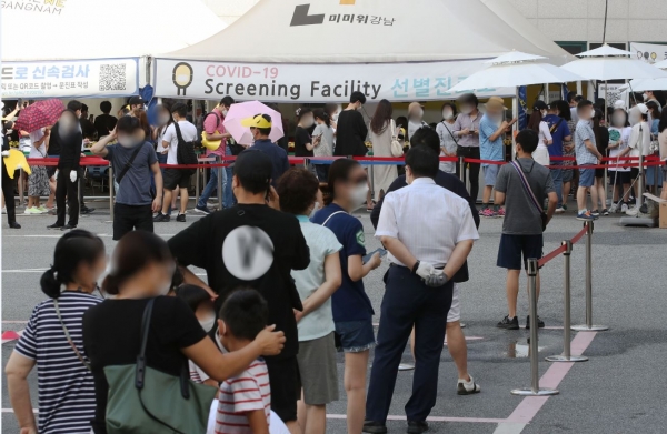 19일 서울 강남구 보건소 선별진료소에서 시민들이 코로나19 선별 검사를 받기 위해 대기하고 있다.