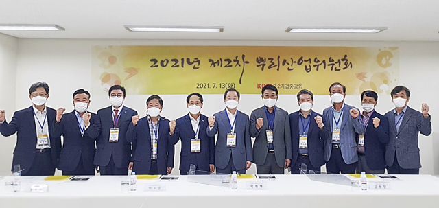 중기중앙회는 지난 13일 충남 아산의 신라엔지니어링에서 ‘제2차 뿌리산업위원회’를 개최했다고 밝혔다. 위원회 참석자들이 기념사진을 찍고 있다.