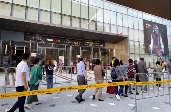 16일 대구 북구 엑스코에서 열린 '나훈아 AGAIN 테스형' 콘서트에서 관객들이 입장을 기다리고 있다.