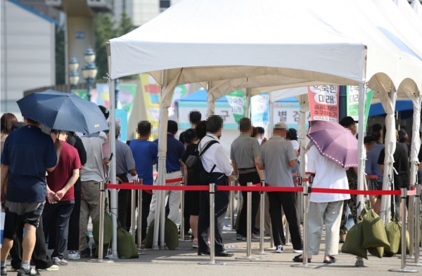 23일 서울역 광장에 마련된 중구임시선별검사소에서 시민들이 검사를 받기 위해 줄을 서 있다.