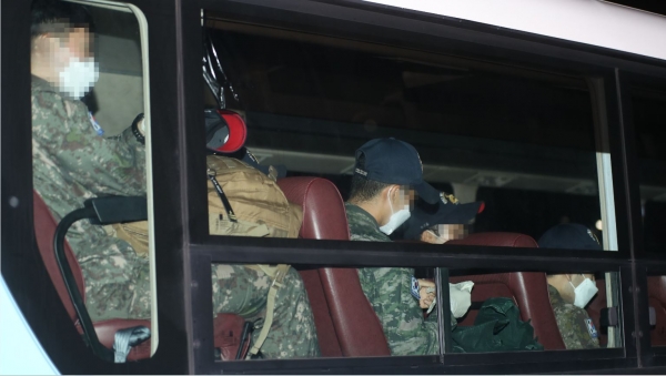 20일 충북의 한 생활치료센터에 코로나19 집단감염으로 귀국한 청해부대 34진 문무대왕함의 장병들을 태운 버스가 들어서고 있다.
