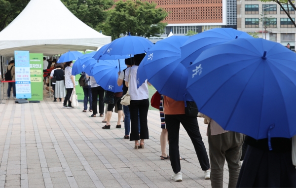 28일 서울광장 임시 선별검사소 앞에서 시민들이 코로나19 선별검사를 받기 위해 대기하고 있다.