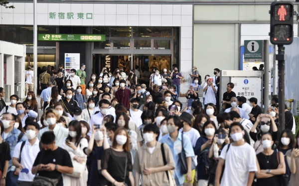 28일 일본 도쿄도(東京都) 소재 신주쿠(新宿)역 인근에 횡단보도 앞에서 사람들이 보행 신호를 기다리고 있다.
