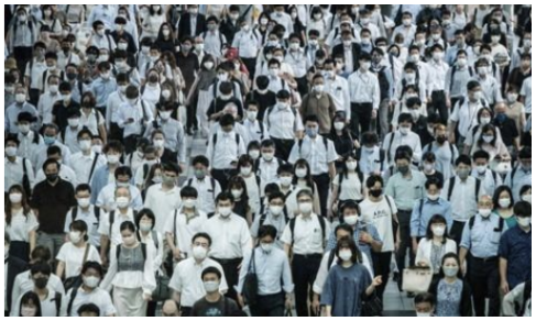 28일 일본 도쿄도(東京都)의 한 역에서 통근자들이 마스크를 쓰고 이동하고 있다.