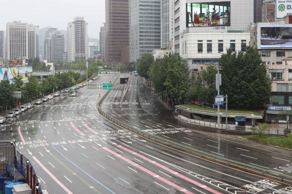 지난 1일 서울 중구 태평로 일대 도로가 한산한 모습을 보이고 있다.