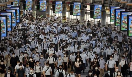 지난 2일 일본 도쿄 시나가와역이 코로나19 예방 마스크를 착용한 출근길 시민들로 붐비고 있다.