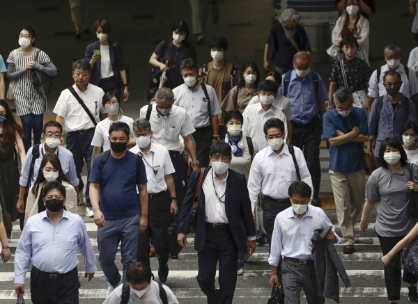 일본 각지에서 코로나19 확진자가 급증하는 가운데 지난 2일 일본 오사카(大阪)역 앞에서 마스크를 쓴 사람들이 이동하고 있다.
