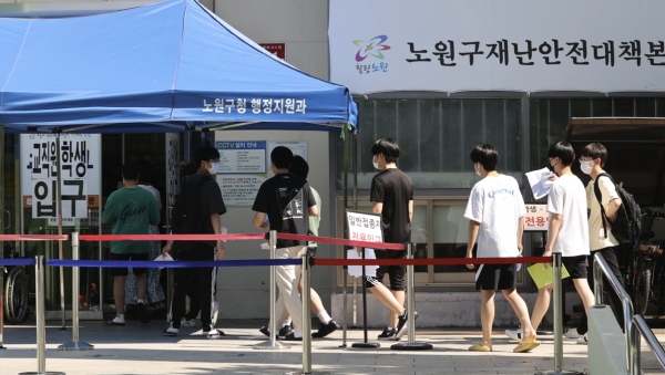 수능을 101일 앞둔 9일 고3 수험생들이 코로나19 백신 2차 접종을 위해 서울 노원구민체육센터에 설치된 접종센터에 입장하고 있다.