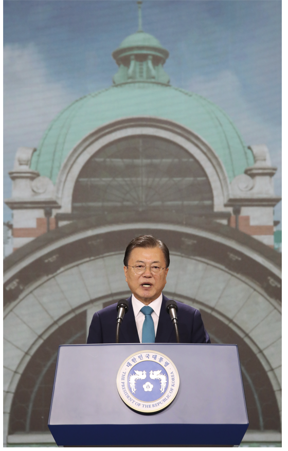 문재인 대통령이 15일 서울 중구 문화역서울284에서 열린 제76주년 광복절 경축식에서 경축사를 하고 있다.