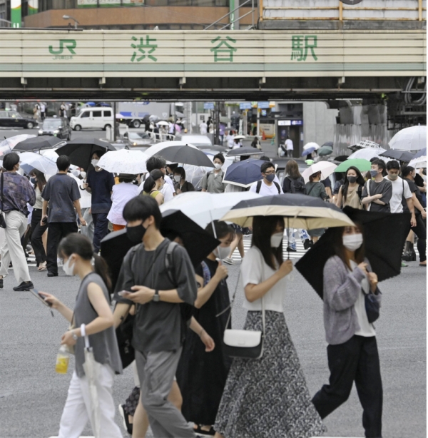 지난 12일 도쿄 시부야역 앞 교차로가 행인들로 붐비는 모습
