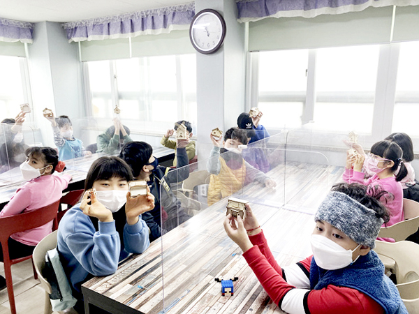 은혜지역아동센터의 아이들이 특별활동때 만든 집 모형을 자랑하고 있다.