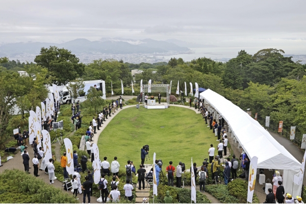 도쿄 패럴림픽 성화 봉송 첫 행사로 17일 일본 시즈오카(靜岡)현 내 35개 기초자치단체에서 채화된 불을 모으는 '집화식'이 시즈오카시에 있는 '니혼다이라유메테라스'라는 전망 시설에서 무관중으로 열렸다