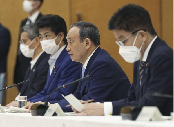 스가 요시히데 일본 총리가 17일 관저에서 코로나19 대책본부 회의를 주재하고 있다.