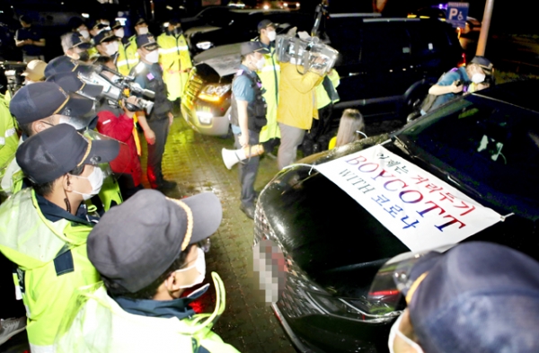 ‘사회적 거리두기 4단계’로 직격탄을 맞은 자영업자들이 지난 25일 오후 부산 사상구 삼락생태공원 주차장에서 차량 시위 시작에 앞서 경찰과 대치하고 있다. 지난달 서울에서 차량 시위를 연 데 이어, 이번에는 비수도권인 부산에서 시위를 진행했다.