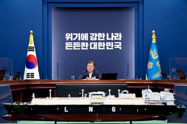 문재인 대통령이 6일 청와대에서 조선산업 성과와 재도약 전략을 의제로 열린 수석보좌관회의에서 발언하고 있다.