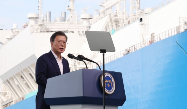 문재인 대통령이 9일 경남 거제시 삼성중공업에서 열린 K-조선 비전 및 상생 협력 선포식에서 발언하고 있다.
