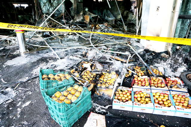 지난 4일 경북 영덕군 영덕읍에 있는 영덕시장에서 난 불이 꺼진 뒤 한 점포에 타다가 남은 과일이 놓여 있다.