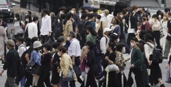 일본 각지에 코로나19 긴급사태가 발효 중인 가운데 9일 도쿄도(東京都) 시부야(澁谷)구의 교차로에서 행인들이 횡단보도를 건너고 있다.