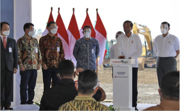15일 자카르타 외곽 카라왕 산업단지(KNIC)에서 열린 현대차 그룹과 LG에너지솔루션의 인도네시아 배터리셀 합작공장 착공식에서 조코 위도도 대통령(오른쪽 두 번째)이 착공 버튼을 누르고 있다.