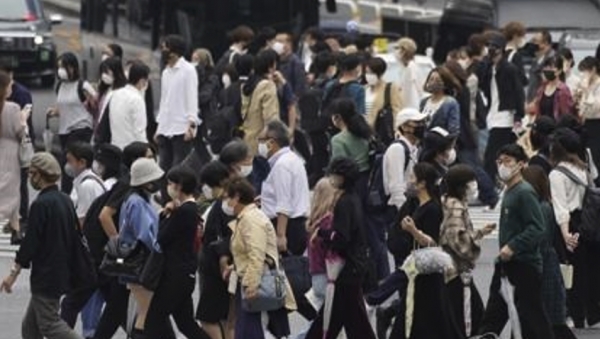 일본 각지에 코로나19 긴급사태가 발효 중인 가운데 9일 도쿄도(東京都) 시부야(澁谷)구의 교차로에서 행인들이 횡단보도를 건너고 있다.