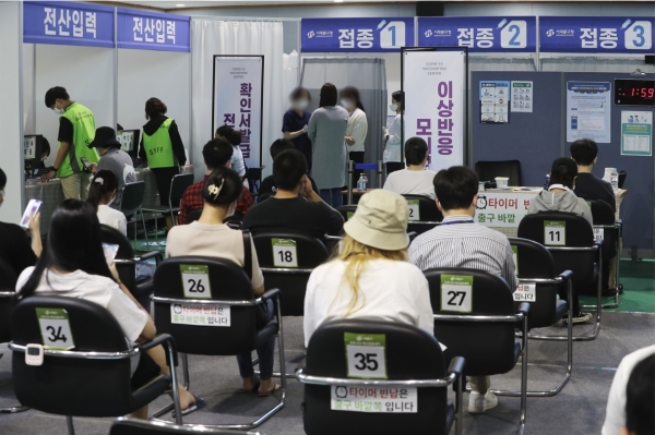 15일 서울 서대문구 북아현문화체육센터에 마련된 코로나19 예방접종센터에서 시민들이 백신 접종을 마친 뒤 이상반응 모니터링을 하고 있다.