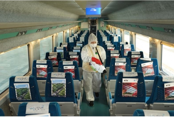 한국철도(코레일)가 추석 특별수송기간을 대비해 열차 방역에 만전을 기하고 있다.  [한국철도 제공]