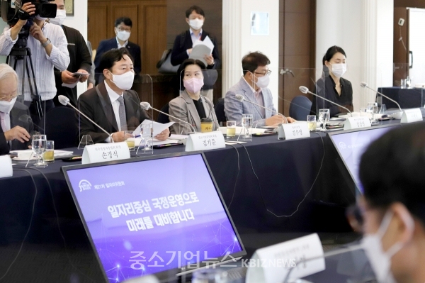 9월 9일 서울 중구 프레스센터에서 열린 '제21차 일자리위원회'에서 김기문 중소기업중앙회장(왼쪽 두번째)이 발언하고 있다.
