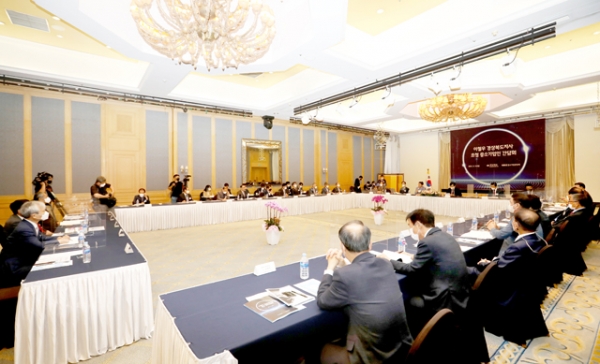 지난 13일 경주 라한섹렉트에서 중소기업중앙회가 개최한 ‘이철우 경북도지사 초청 중소기업인 간담회’가 열리고 있다.