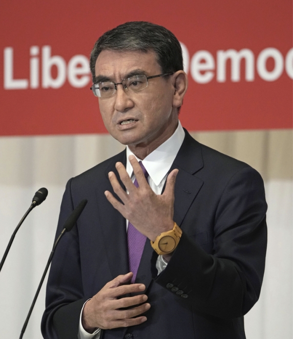 일본 자민당 총재 경선에 출마한 고노 다로 행정개혁상이 17일 첫 소견발표 연설을 하고 있다.