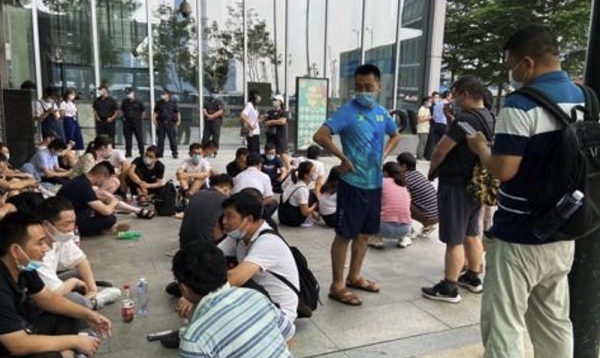 지난 16일 중국 광둥성 선전(深圳)의 헝다 건물 앞에서 돈을 돌려달라고 요구하며 모여있는 투자자들