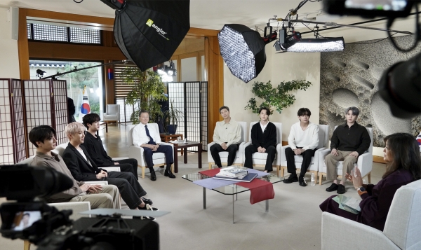 문재인 대통령과 그룹 BTS(방탄소년단)가 21일(현지시각) 뉴욕 주유엔대표부에서 미국 ABC 방송과 인터뷰에 앞서 환담하고 있다.