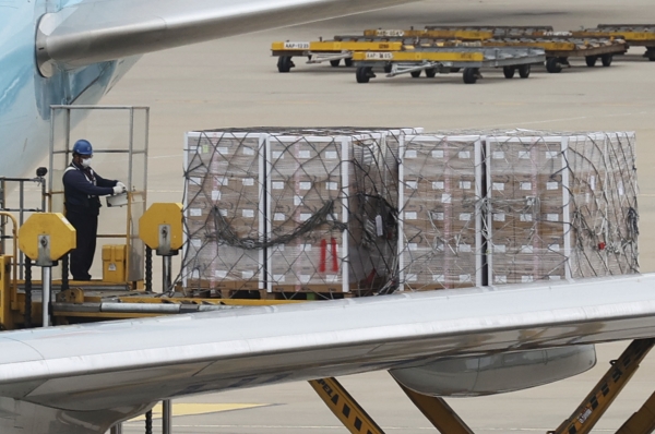 정부가 미국 제약사 모더나와 개별 계약한 코로나19 백신 물량 107만 1천회분이 25일 인천공항 화물터미널에 도착하고 있다.