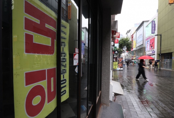 코로나19 방역조치로 영업 피해를 본 소상공인에 대한 손실보상 제도가 시행되는 8일 서울 중구 명동거리 한 문 닫은 점포의 모습