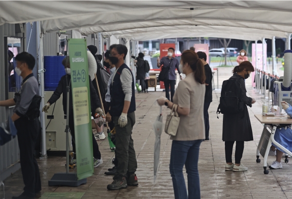9일 서울시청 앞 서울광장 임시선별검사소를 찾은 시민들이 검사를 위해 대기하고 있다.