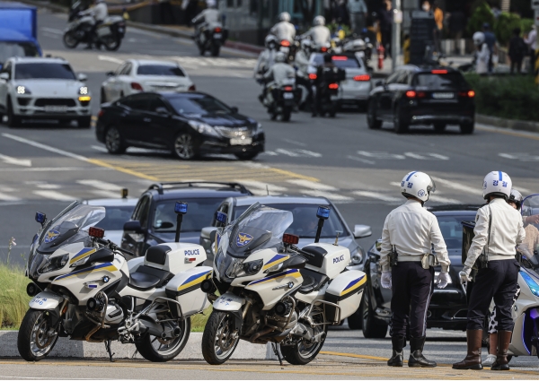 코로나19로 인한 사회적 거리두기로 이륜차를 이용한 배달 확산에 따른 교통 법규 확립을 위해 특별 단속 진행되고 있는 5일 서울 마포구 공덕 로터리에서 교통 경찰관들이 법규를 위반한 오토바이 운전자를 단속하고 있다.