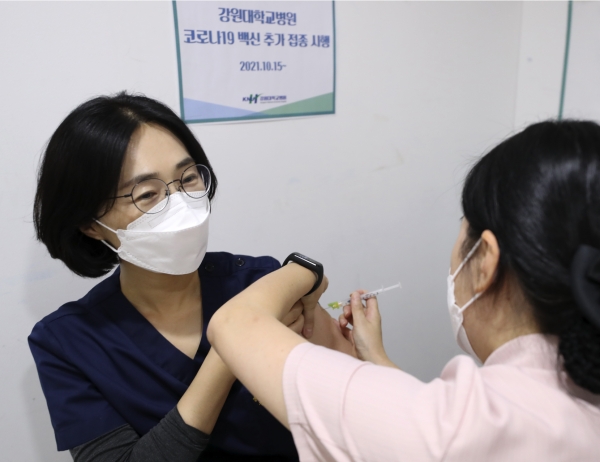 15일 강원 춘천시 강원대학교병원에서 의료진 등 병원 종사자들이 코로나19 고위험군을 보호하기 위해 백신 접종 완료자에게 추가 접종하는 '부스터샷'을 맞고 있다.