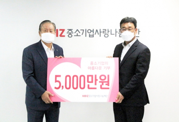 중소기업사랑나눔재단은 지난 14일 김덕술 자중회 회장으로부터 후원금 5000만원을 전달받았다고 밝혔다. 손인국 재단 이사장(왼쪽)과 김덕술 회장이 기념사진을 찍고 있다.
