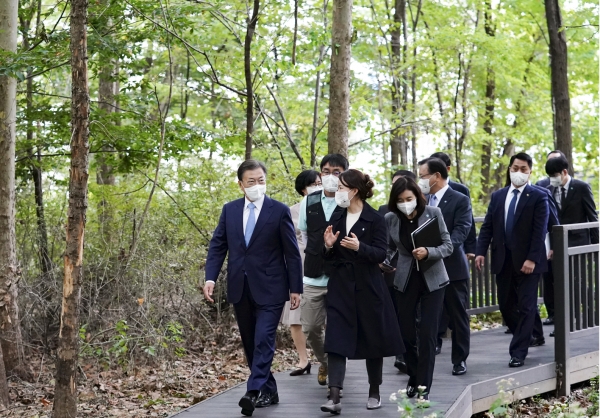 문재인 대통령이 18일 서울 용산구 노들섬에서 열린 2050 탄소중립위원회 제2차 전체회의를 마친 후 맹꽁이 숲을 탐방하고 있다.