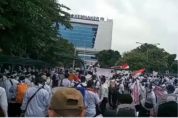 18일 자카르타 노동부 청사 앞 시위 [트위터 @hasuig 동영상 캡처]