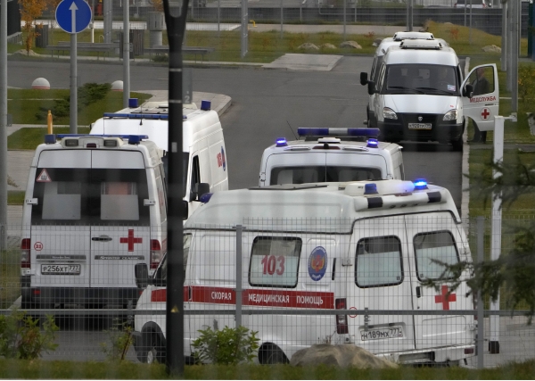 코로나 확산에 구급차 줄 서 있는 러시아 병원