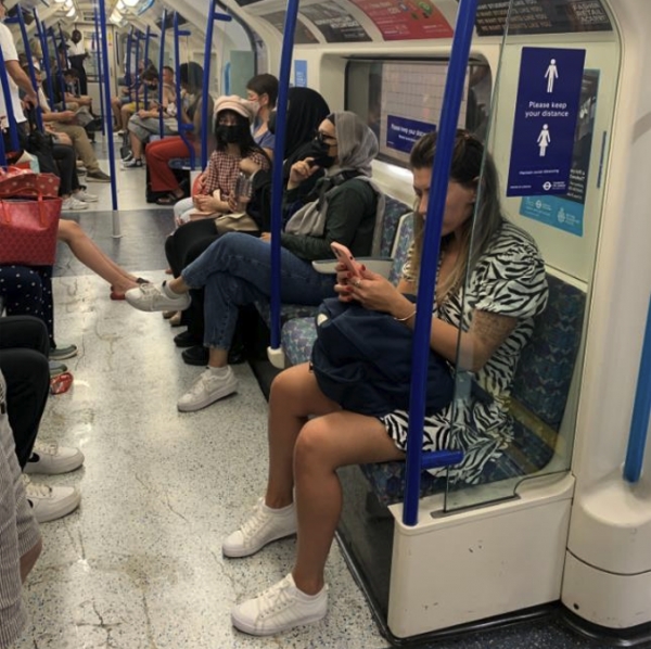 마스크 미착용자가 많은 영국 런던 지하철