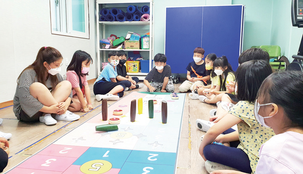 놀이 프로그램을 하고 있는 동지지역아동센터 아이들의 모습.