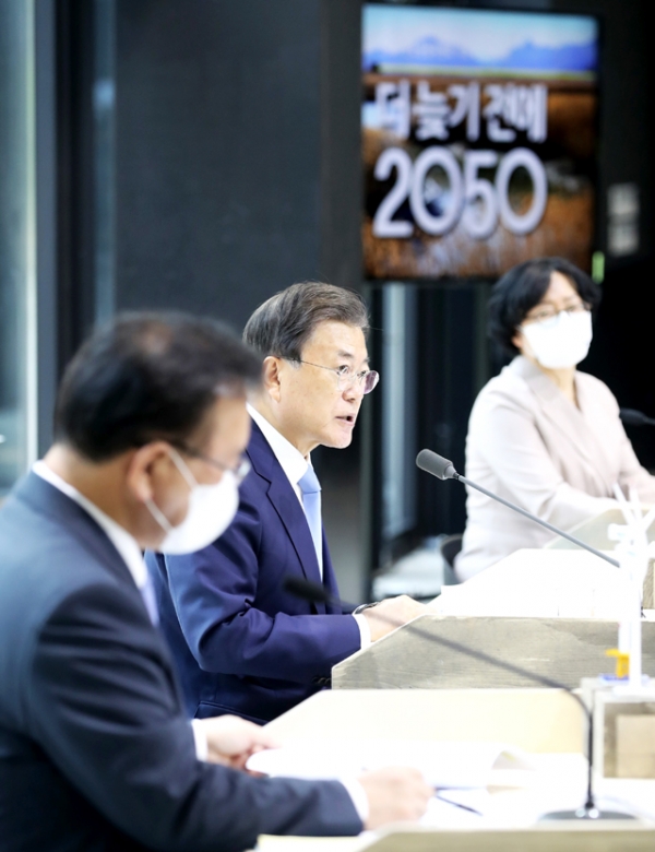 문재인 대통령이 지난 18일 서울 용산구 노들섬다목적홀에서 열린 2050 탄소중립위원회 제2차 전체회의에서 발언하고 있다.